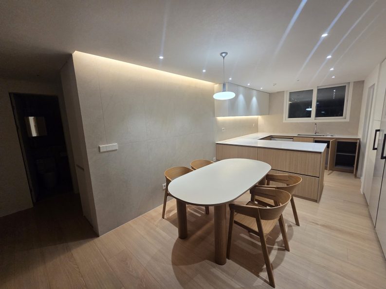 장위동 꿈의숲대명루첸 주방 1200x600 포세린 타일 세로시공 벽면 마감