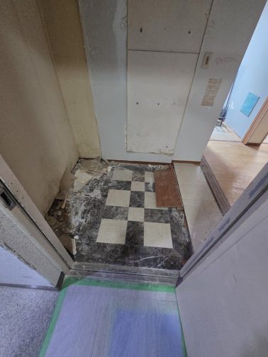 기존 현관 바닥과 디딤판 철거 전 상태