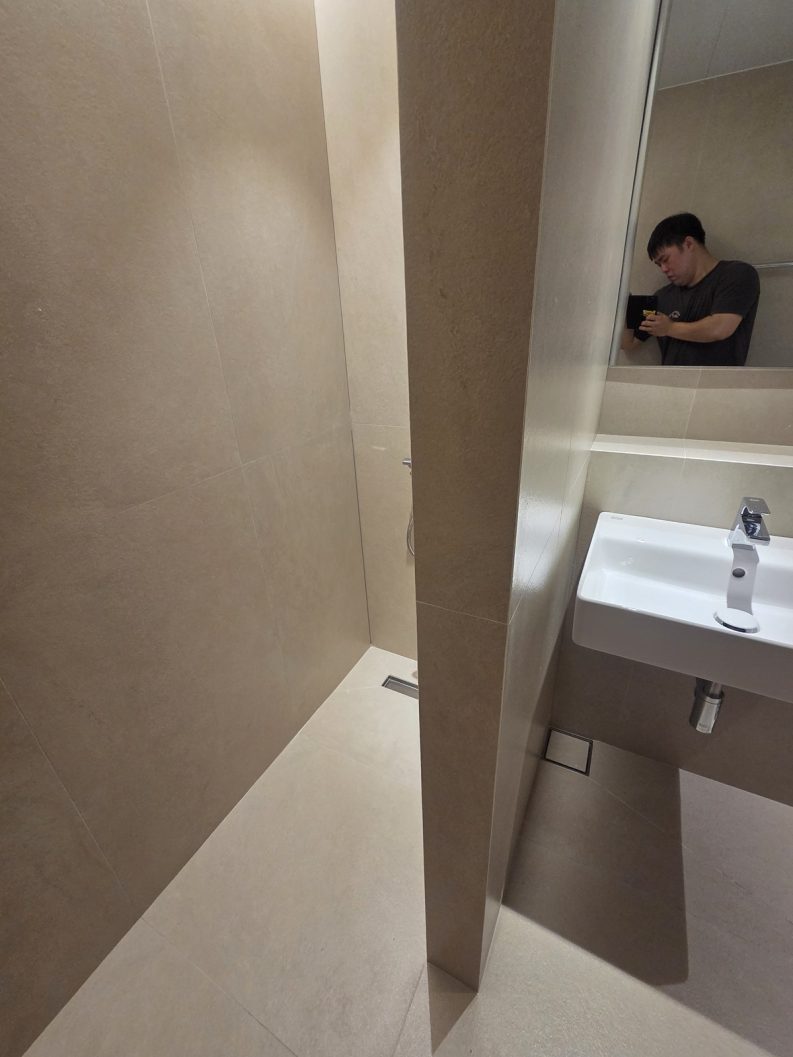 샤워실과 세면 공간을 나누는 조적 타일 파티션 전체 라인