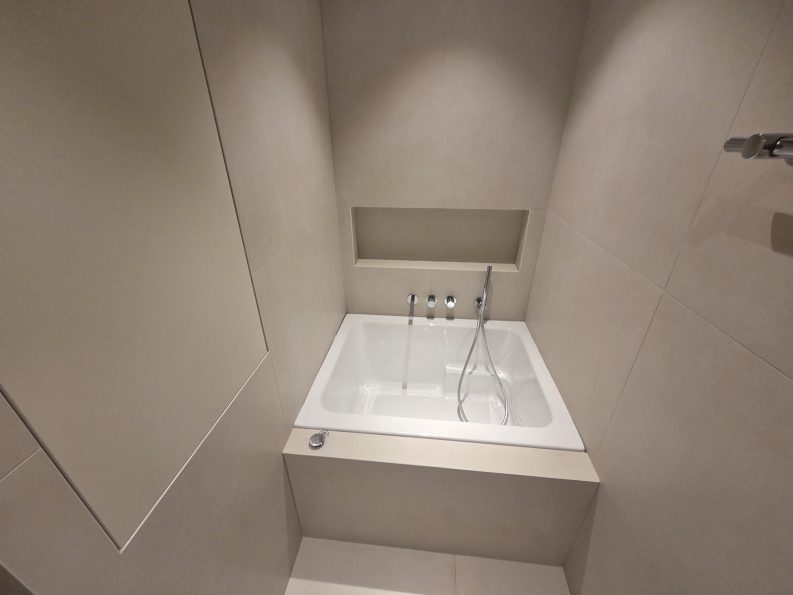 서울 용산 벽산메가트리움 안방욕실 욕조와 매립수전 포세린타일 마감