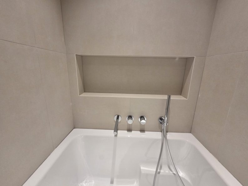 서울 용산 벽산메가트리움 안방욕실 욕조 위 매립선반과 수전 마감