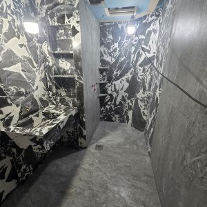 흑백 박판타일 세면대와 선반, 회색 포쉐린타일 벽과 바닥으로 마감한 잠실 아파트 거실욕실